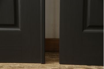 玄関ドアを着色してリメイク!2つドアの左右上下を反転し、本締り錠を2か所取り付け。マットブラックに着色仕上げ。