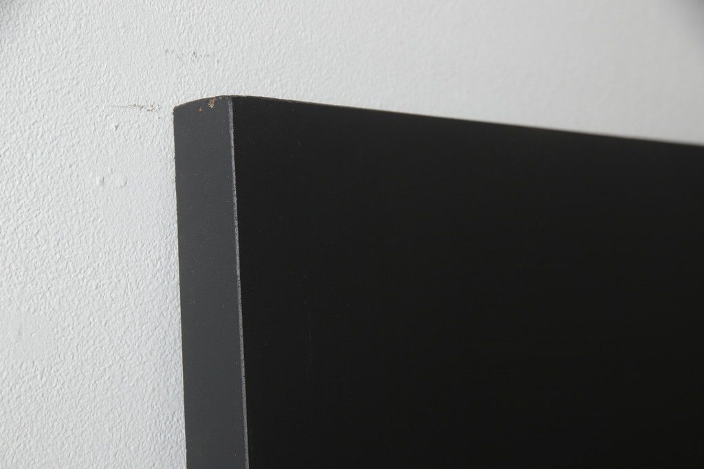 玄関ドアを着色してリメイク!2つドアの左右上下を反転し、本締り錠を2か所取り付け。マットブラックに着色仕上げ。