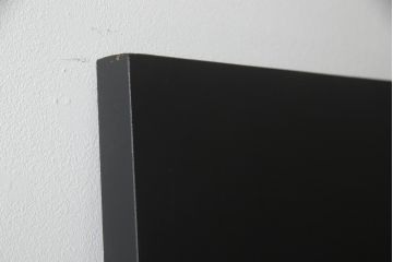 玄関ドアを着色してリメイク!2つドアの左右上下を反転し、本締り錠を2か所取り付け。マットブラックに着色仕上げ。