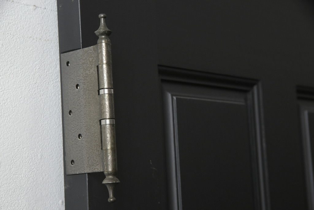 玄関ドアを着色してリメイク!2つドアの左右上下を反転し、本締り錠を2か所取り付け。マットブラックに着色仕上げ。