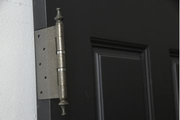 玄関ドアを着色してリメイク!2つドアの左右上下を反転し、本締り錠を2か所取り付け。マットブラックに着色仕上げ。