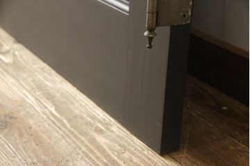 玄関ドアを着色してリメイク!2つドアの左右上下を反転し、本締り錠を2か所取り付け。マットブラックに着色仕上げ。