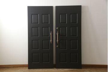 玄関ドアを着色してリメイク!2つドアの左右上下を反転し、本締り錠を2か所取り付け。マットブラックに着色仕上げ。