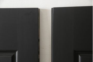玄関ドアを着色してリメイク!2つドアの左右上下を反転し、本締り錠を2か所取り付け。マットブラックに着色仕上げ。