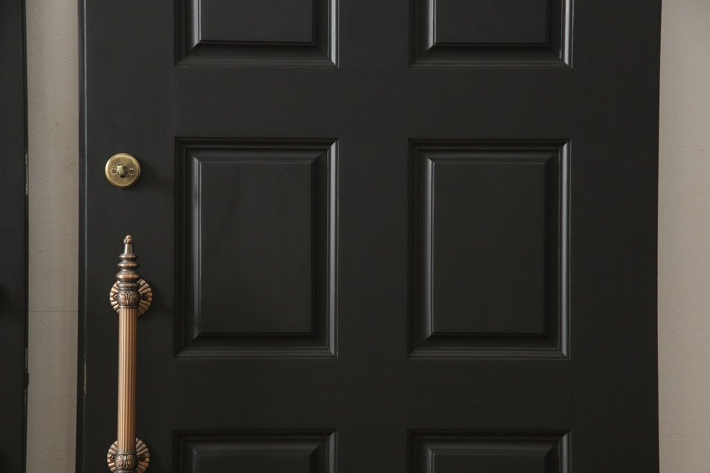 玄関ドアを着色してリメイク!2つドアの左右上下を反転し、本締り錠を2か所取り付け。マットブラックに着色仕上げ。