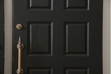 玄関ドアを着色してリメイク!2つドアの左右上下を反転し、本締り錠を2か所取り付け。マットブラックに着色仕上げ。