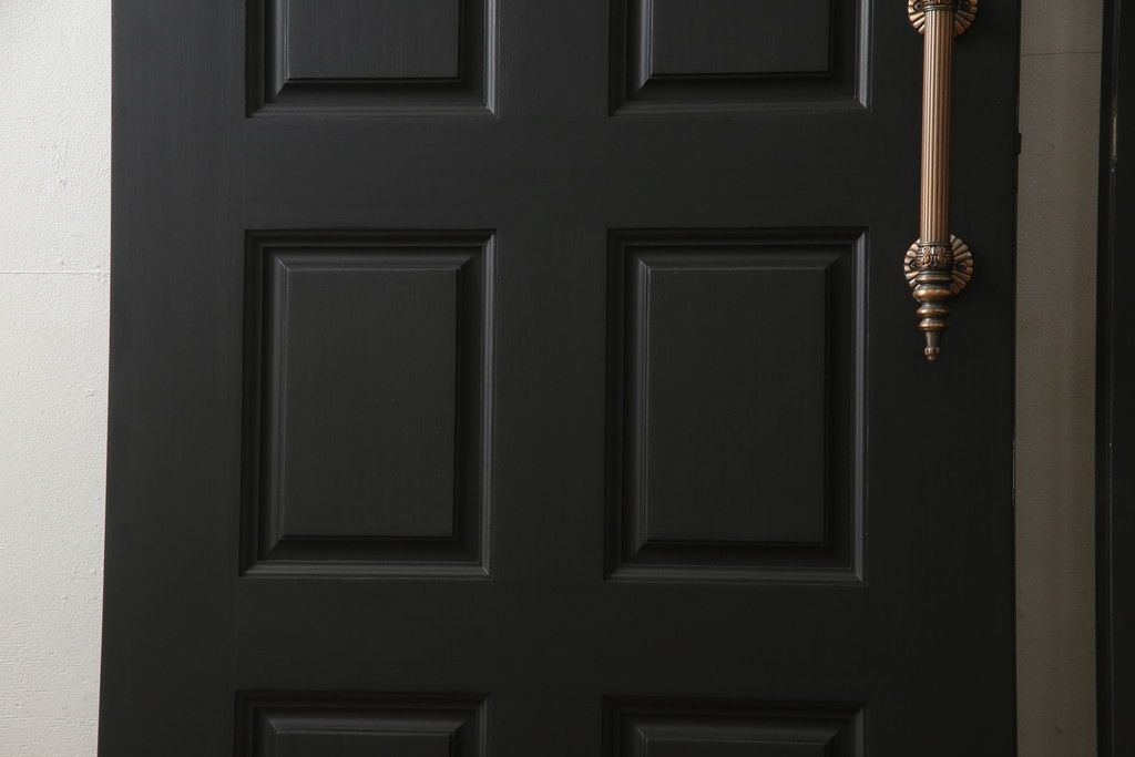 玄関ドアを着色してリメイク!2つドアの左右上下を反転し、本締り錠を2か所取り付け。マットブラックに着色仕上げ。