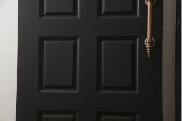 玄関ドアを着色してリメイク!2つドアの左右上下を反転し、本締り錠を2か所取り付け。マットブラックに着色仕上げ。