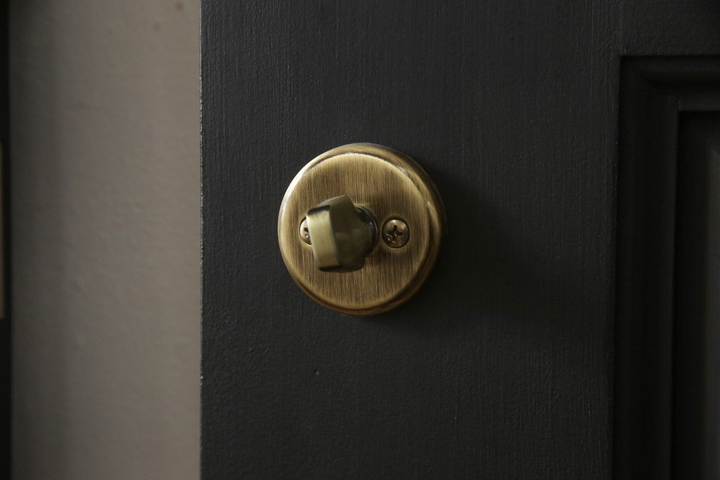 玄関ドアを着色してリメイク!2つドアの左右上下を反転し、本締り錠を2か所取り付け。マットブラックに着色仕上げ。