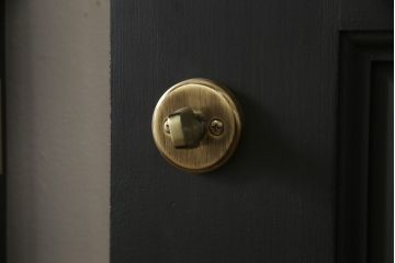 玄関ドアを着色してリメイク!2つドアの左右上下を反転し、本締り錠を2か所取り付け。マットブラックに着色仕上げ。