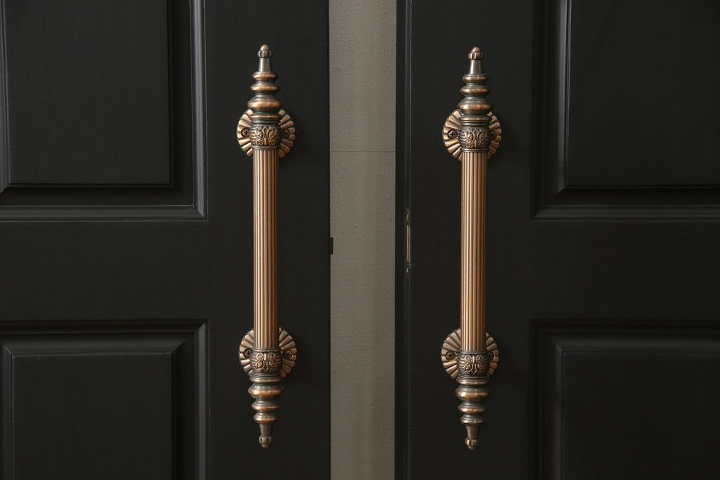 玄関ドアを着色してリメイク!2つドアの左右上下を反転し、本締り錠を2か所取り付け。マットブラックに着色仕上げ。