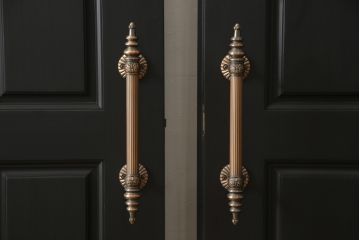 玄関ドアを着色してリメイク!2つドアの左右上下を反転し、本締り錠を2か所取り付け。マットブラックに着色仕上げ。