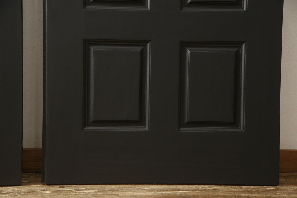 玄関ドアを着色してリメイク!2つドアの左右上下を反転し、本締り錠を2か所取り付け。マットブラックに着色仕上げ。