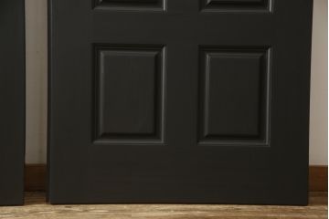 玄関ドアを着色してリメイク!2つドアの左右上下を反転し、本締り錠を2か所取り付け。マットブラックに着色仕上げ。