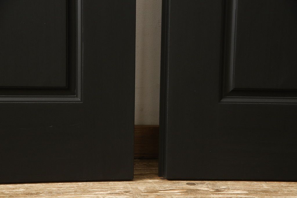 玄関ドアを着色してリメイク!2つドアの左右上下を反転し、本締り錠を2か所取り付け。マットブラックに着色仕上げ。