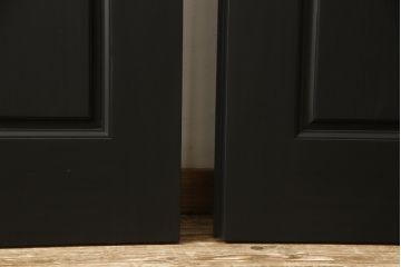 玄関ドアを着色してリメイク!2つドアの左右上下を反転し、本締り錠を2か所取り付け。マットブラックに着色仕上げ。