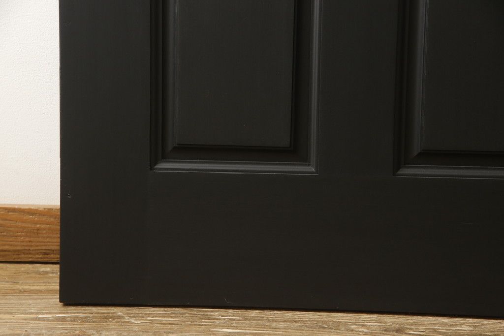 玄関ドアを着色してリメイク!2つドアの左右上下を反転し、本締り錠を2か所取り付け。マットブラックに着色仕上げ。