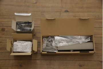 玄関ドアを着色してリメイク!2つドアの左右上下を反転し、本締り錠を2か所取り付け。マットブラックに着色仕上げ。