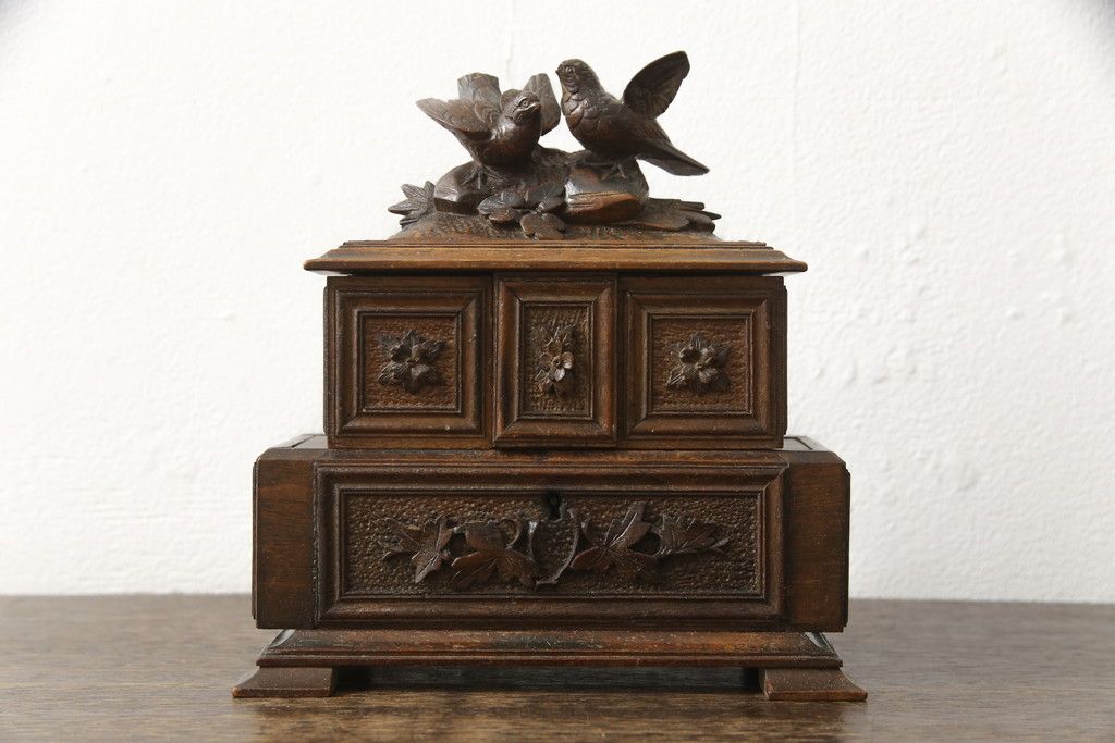 宝箱を大きくリメイク!下段部分を拡張し、上下段の内部生地を張り替え。拡張した部分は本体に合わせて着色仕上げ。