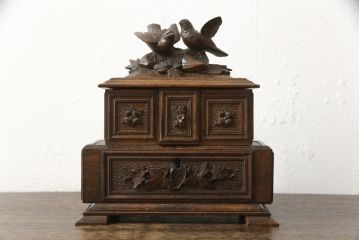 宝箱を大きくリメイク!下段部分を拡張し、上下段の内部生地を張り替え。拡張した部分は本体に合わせて着色仕上げ。