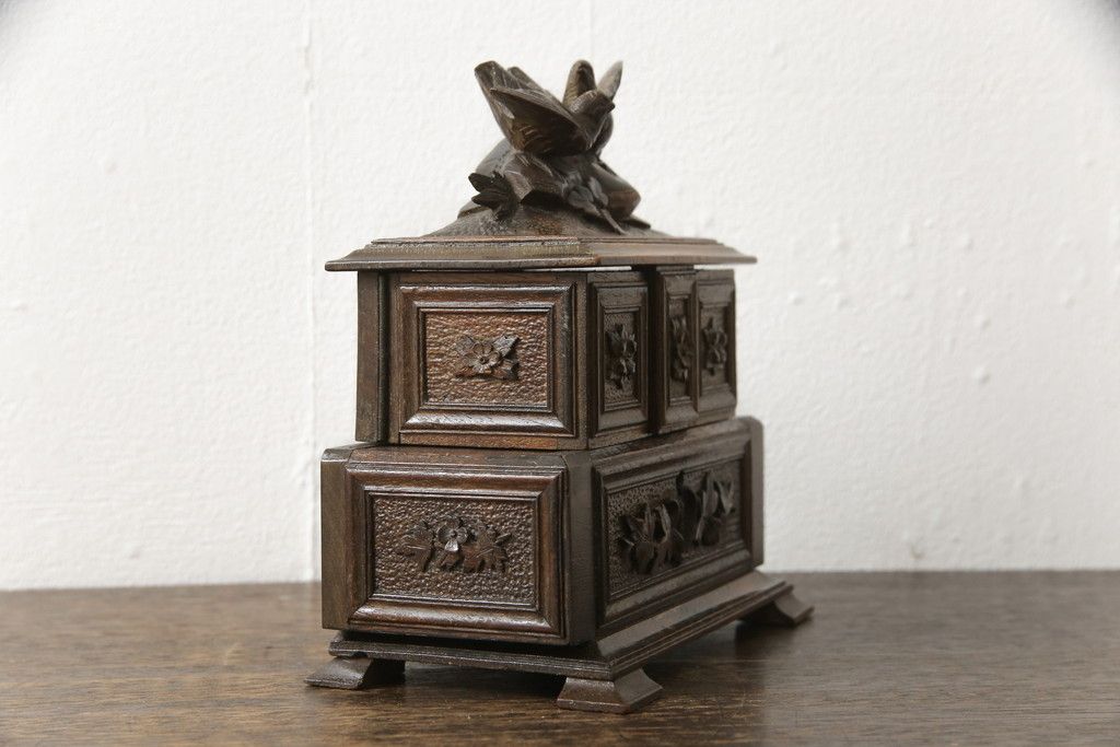 宝箱を大きくリメイク!下段部分を拡張し、上下段の内部生地を張り替え。拡張した部分は本体に合わせて着色仕上げ。