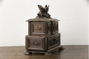 宝箱を大きくリメイク!下段部分を拡張し、上下段の内部生地を張り替え。拡張した部分は本体に合わせて着色仕上げ。