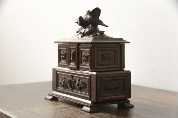 宝箱を大きくリメイク!下段部分を拡張し、上下段の内部生地を張り替え。拡張した部分は本体に合わせて着色仕上げ。