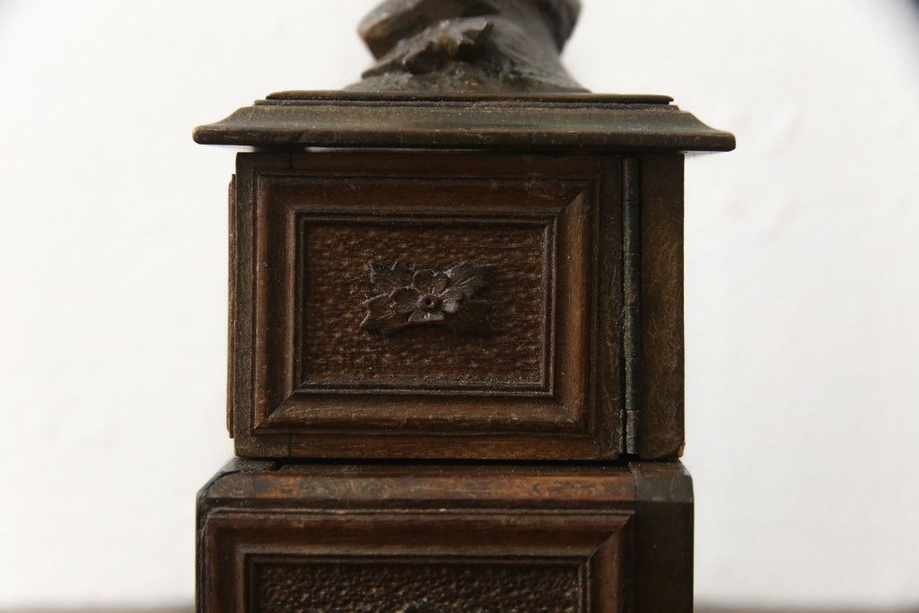 宝箱を大きくリメイク!下段部分を拡張し、上下段の内部生地を張り替え。拡張した部分は本体に合わせて着色仕上げ。