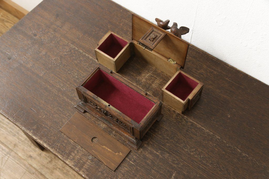 宝箱を大きくリメイク!下段部分を拡張し、上下段の内部生地を張り替え。拡張した部分は本体に合わせて着色仕上げ。