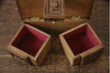 宝箱を大きくリメイク!下段部分を拡張し、上下段の内部生地を張り替え。拡張した部分は本体に合わせて着色仕上げ。