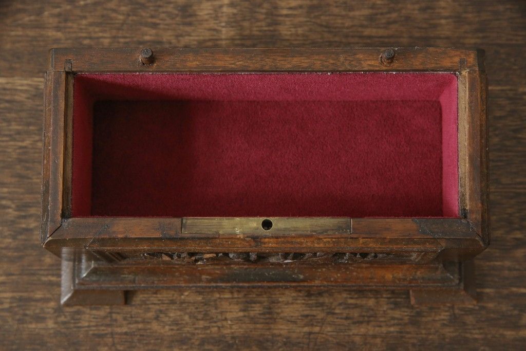 宝箱を大きくリメイク!下段部分を拡張し、上下段の内部生地を張り替え。拡張した部分は本体に合わせて着色仕上げ。