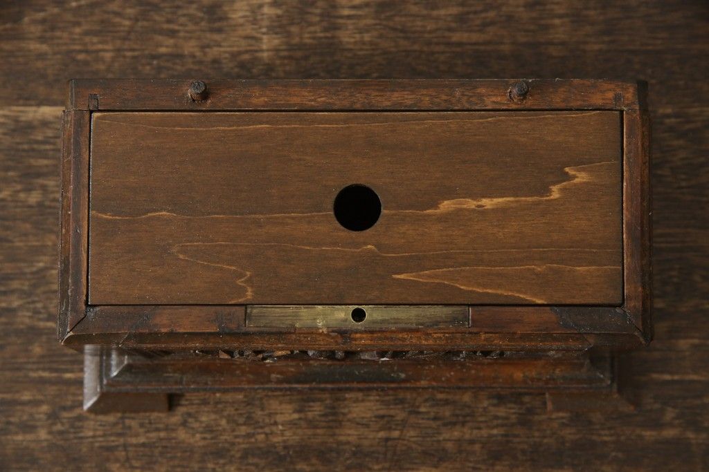 宝箱を大きくリメイク!下段部分を拡張し、上下段の内部生地を張り替え。拡張した部分は本体に合わせて着色仕上げ。