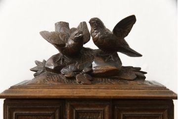 宝箱を大きくリメイク!下段部分を拡張し、上下段の内部生地を張り替え。拡張した部分は本体に合わせて着色仕上げ。