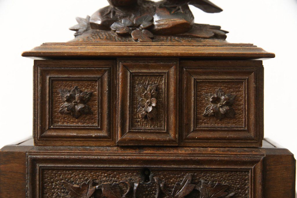 宝箱を大きくリメイク!下段部分を拡張し、上下段の内部生地を張り替え。拡張した部分は本体に合わせて着色仕上げ。