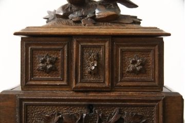 宝箱を大きくリメイク!下段部分を拡張し、上下段の内部生地を張り替え。拡張した部分は本体に合わせて着色仕上げ。