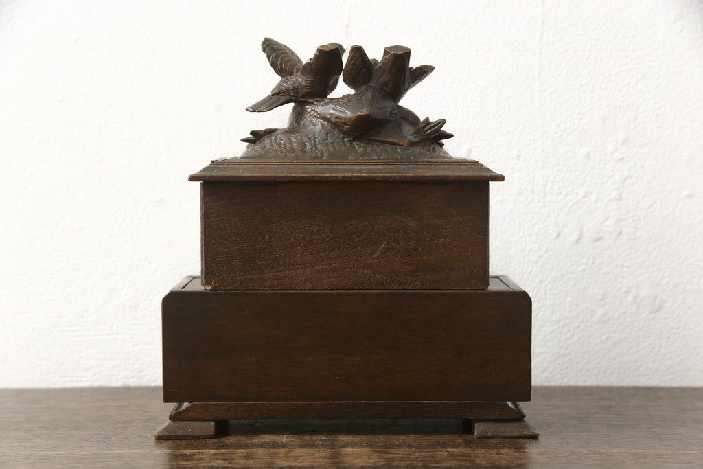 宝箱を大きくリメイク!下段部分を拡張し、上下段の内部生地を張り替え。拡張した部分は本体に合わせて着色仕上げ。