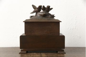 宝箱を大きくリメイク!下段部分を拡張し、上下段の内部生地を張り替え。拡張した部分は本体に合わせて着色仕上げ。