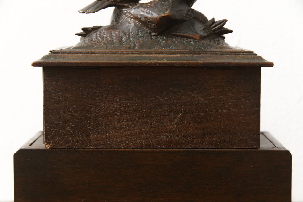 宝箱を大きくリメイク!下段部分を拡張し、上下段の内部生地を張り替え。拡張した部分は本体に合わせて着色仕上げ。