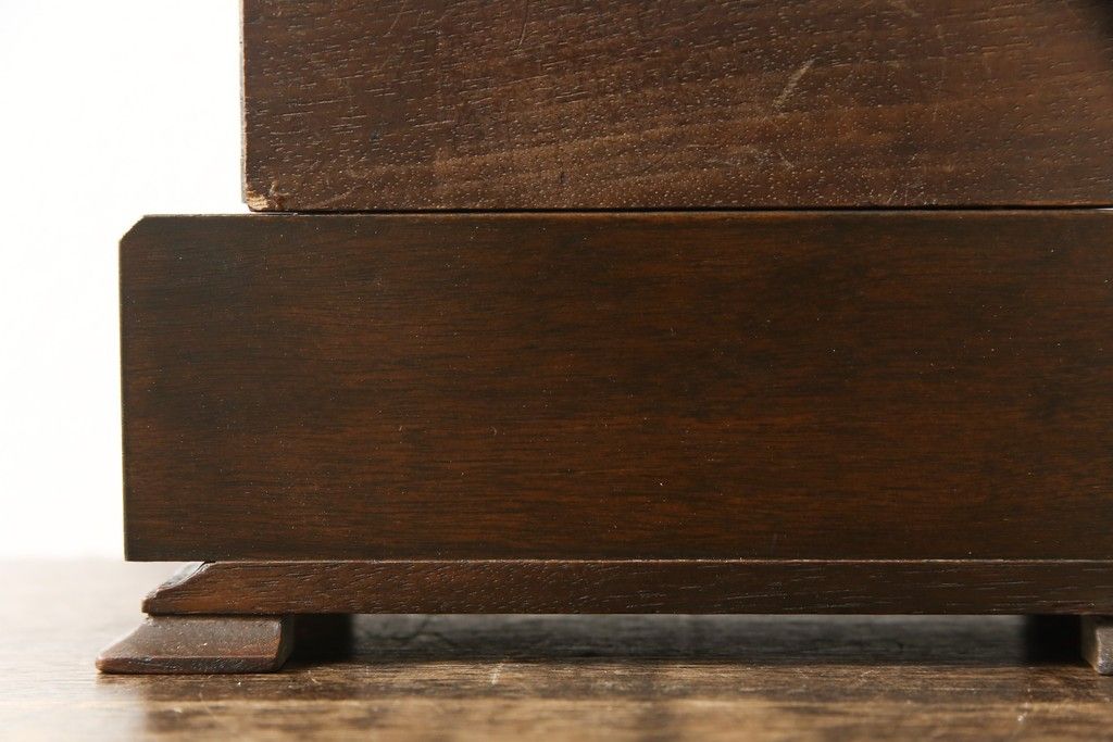 宝箱を大きくリメイク!下段部分を拡張し、上下段の内部生地を張り替え。拡張した部分は本体に合わせて着色仕上げ。