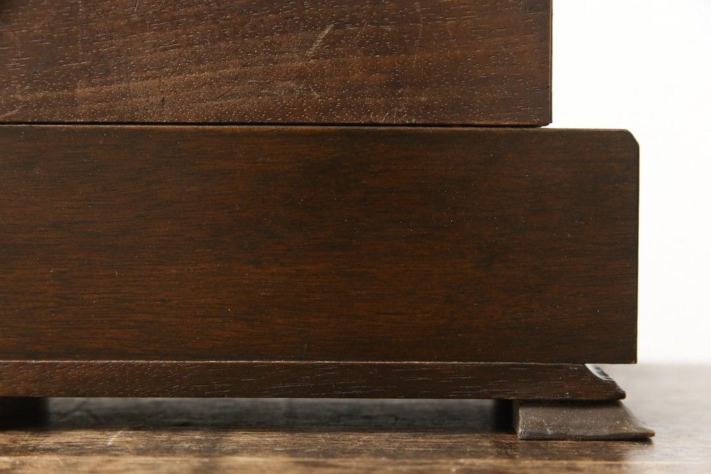 宝箱を大きくリメイク!下段部分を拡張し、上下段の内部生地を張り替え。拡張した部分は本体に合わせて着色仕上げ。