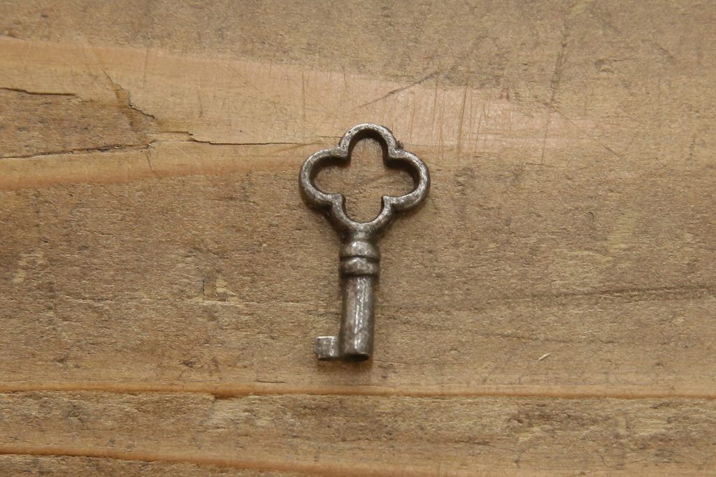 宝箱を大きくリメイク!下段部分を拡張し、上下段の内部生地を張り替え。拡張した部分は本体に合わせて着色仕上げ。