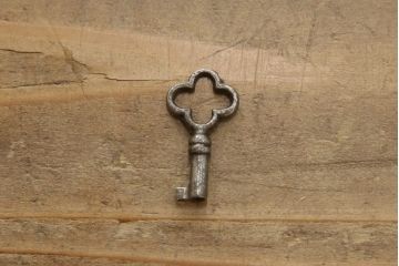 宝箱を大きくリメイク!下段部分を拡張し、上下段の内部生地を張り替え。拡張した部分は本体に合わせて着色仕上げ。