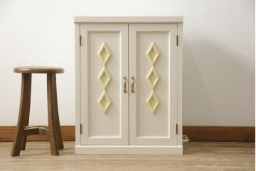 お仏壇をコンパクトにリメイク!指定サイズにリサイズし、本体扉は洋風の開き戸仕様に。内部の装飾はそのまま活用。扉のひし形飾りはアイボリー、それ以外は白でペイント。