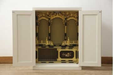 お仏壇をコンパクトにリメイク!指定サイズにリサイズし、本体扉は洋風の開き戸仕様に。内部の装飾はそのまま活用。扉のひし形飾りはアイボリー、それ以外は白でペイント。