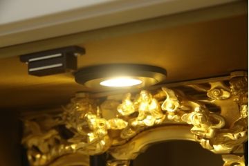 お仏壇をコンパクトにリメイク!指定サイズにリサイズし、本体扉は洋風の開き戸仕様に。内部の装飾はそのまま活用。扉のひし形飾りはアイボリー、それ以外は白でペイント。