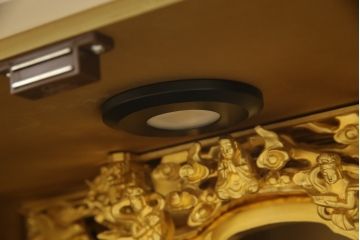 お仏壇をコンパクトにリメイク!指定サイズにリサイズし、本体扉は洋風の開き戸仕様に。内部の装飾はそのまま活用。扉のひし形飾りはアイボリー、それ以外は白でペイント。