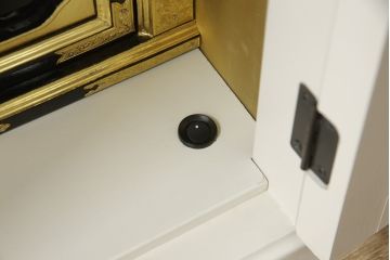お仏壇をコンパクトにリメイク!指定サイズにリサイズし、本体扉は洋風の開き戸仕様に。内部の装飾はそのまま活用。扉のひし形飾りはアイボリー、それ以外は白でペイント。