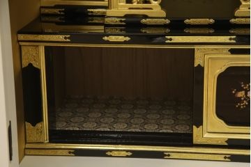 お仏壇をコンパクトにリメイク!指定サイズにリサイズし、本体扉は洋風の開き戸仕様に。内部の装飾はそのまま活用。扉のひし形飾りはアイボリー、それ以外は白でペイント。