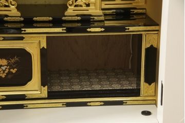 お仏壇をコンパクトにリメイク!指定サイズにリサイズし、本体扉は洋風の開き戸仕様に。内部の装飾はそのまま活用。扉のひし形飾りはアイボリー、それ以外は白でペイント。