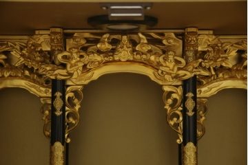 お仏壇をコンパクトにリメイク!指定サイズにリサイズし、本体扉は洋風の開き戸仕様に。内部の装飾はそのまま活用。扉のひし形飾りはアイボリー、それ以外は白でペイント。